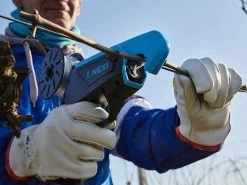 Legatrice Per Vigneto Elettrica A Batteria Campagnola NEXI - 2 Batterie Da 14,4 V - 2,5 Ah -Cura Del Giardino legatrice per vigneto elettrica a batteria campagnola nexi 2 batterie da 14 4 v 2 5 ah legatrice per vigneto elettrica a batteria campagnola nexi 26682 0 1635433269 IMG 617abb3587a82