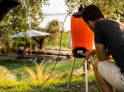 Nebulizzatore Antizanzare Da Giardino A Batteria Stocker Geyser Evo 25L - 18V 2.2AH -Cura Del Giardino nebulizzatore antizanzare da giardino a batteria stocker geyser evo 25l 18v 2 2ah nebulizzatore stocker geyser evo 25 l 41212 3 1680789803 IMG 642ed12b5cb8d